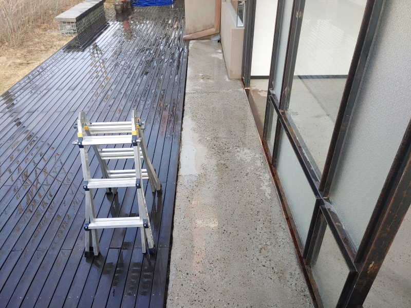 현장에서 공사 작업이 진행 중인 모습입니다. (필요성이, 관리에) · 자연광이 어우러져 콘크리트의 고급스러운 질감이 드러납니다.